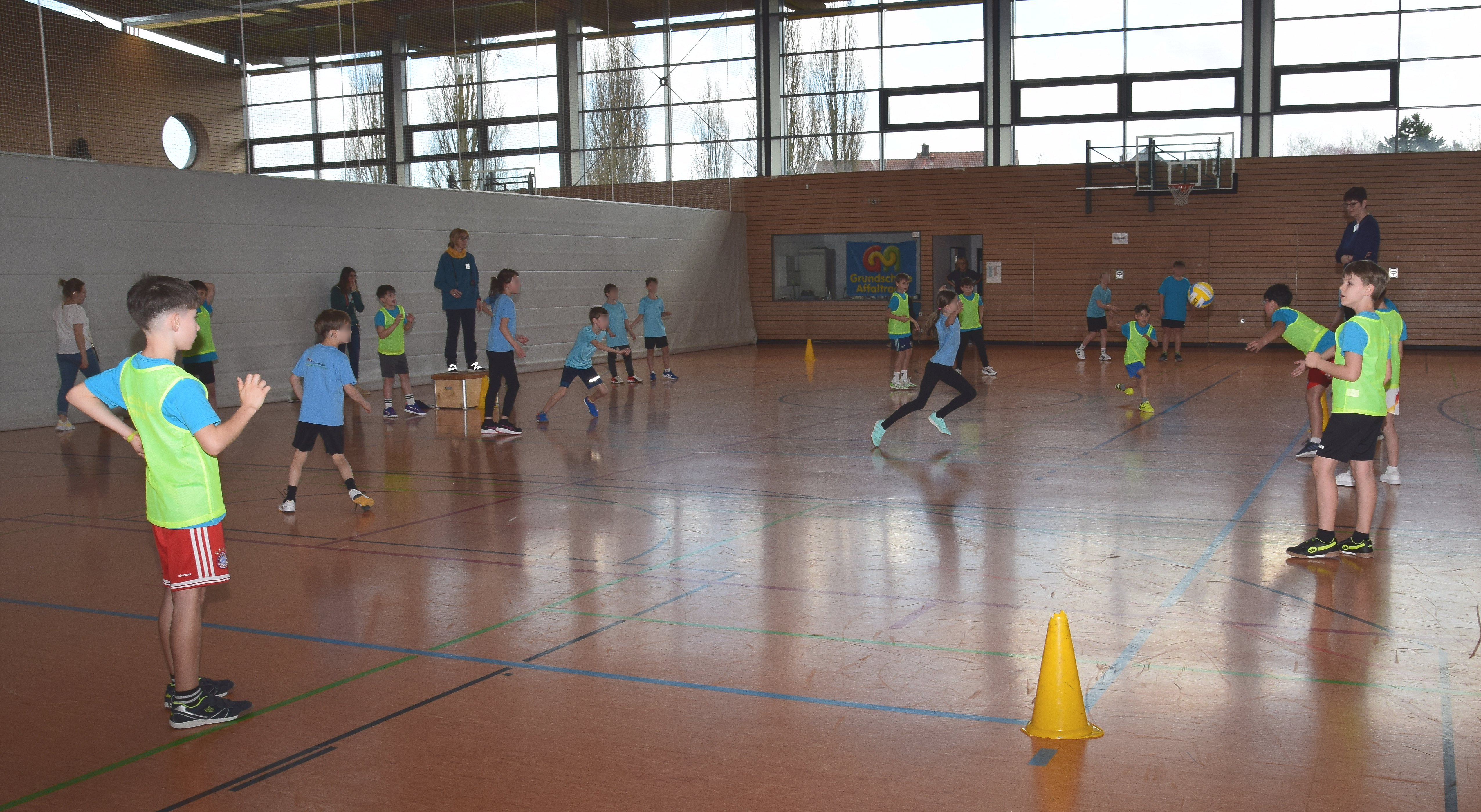 Foto von einem Völkerballspiel mit 2 Mannschaften